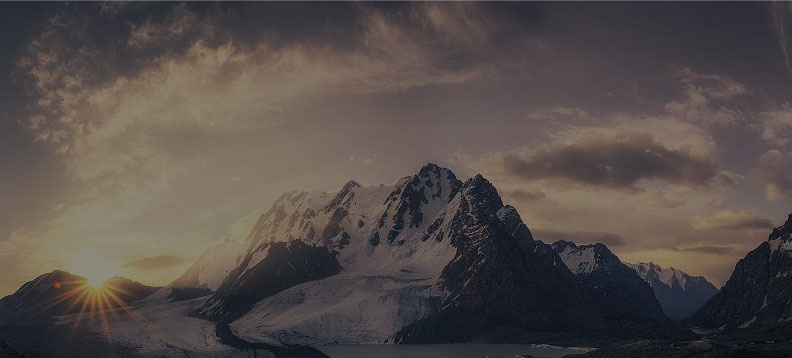 晨光映照雪山